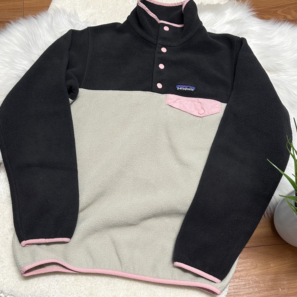 Woman’s synchilla Patagonia Black and Cream Fleece with Pink Details